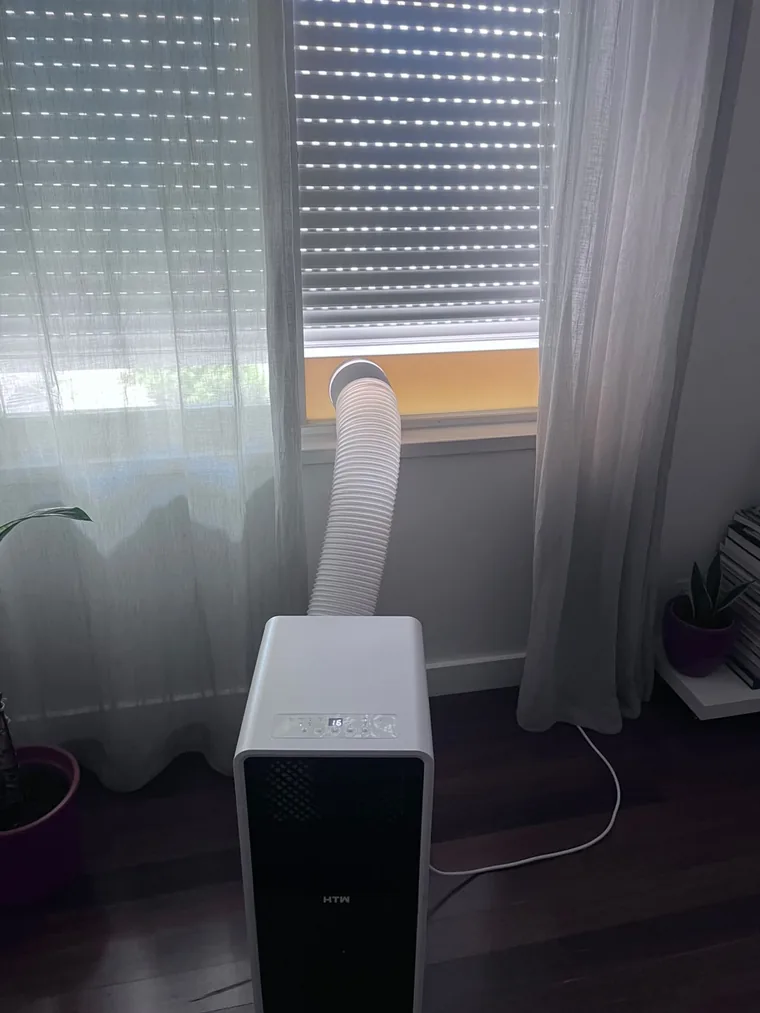 Ar condicionado portátil de aluguer instalado e pronto a usar numa sala de estar em Lisboa