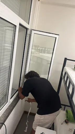 Fitting the window sealing kit of a portable air conditioner in Lisbon