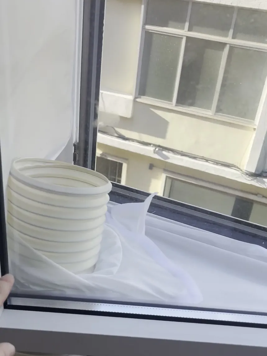 Pormenor da vedação de janela com tubo de ar condicionado portátil em Lisboa