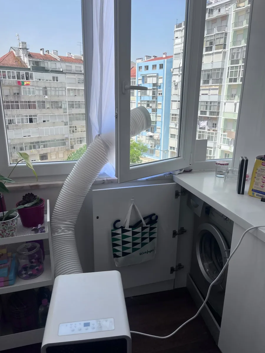 Kit de vedação de janela montado à volta da mangueira num apartamento em Lisboa